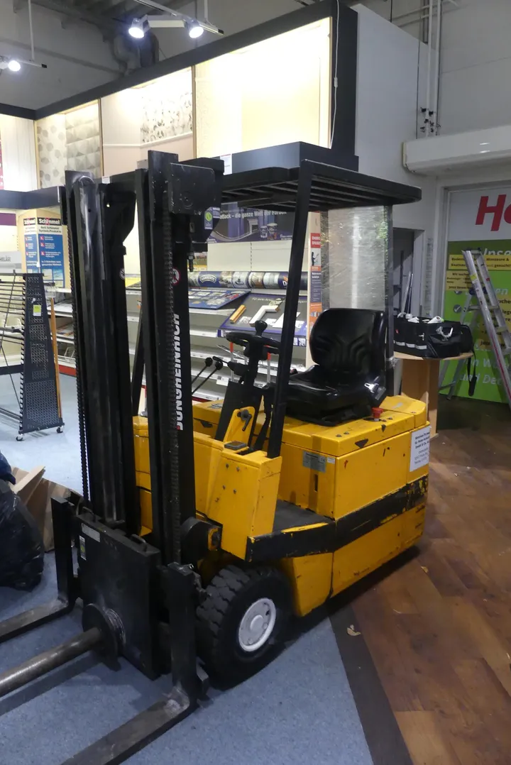 Jungheinrich - Elektrogabelstapler mit Ladegerät EFG-DH